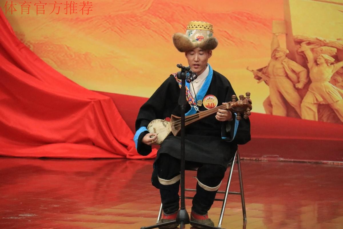 足球中心召开党群工作会 纪念建党93周年 足球中心召开党群工作会 纪念建党93周年