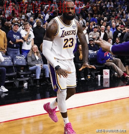 詹姆斯末节连得10分+致命抢断,湖人112-108险胜76人,40岁传奇再创历史纪录 詹姆斯末节连得10分+致命抢断,湖人112-108险胜76人,40岁传奇再创历史纪录