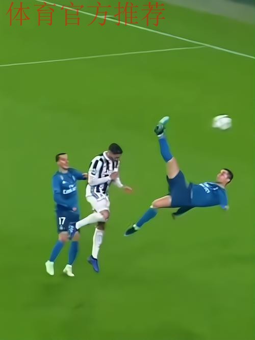 C罗挑战机器人守门员，射门频频被挡出，最后抓住漏洞进球